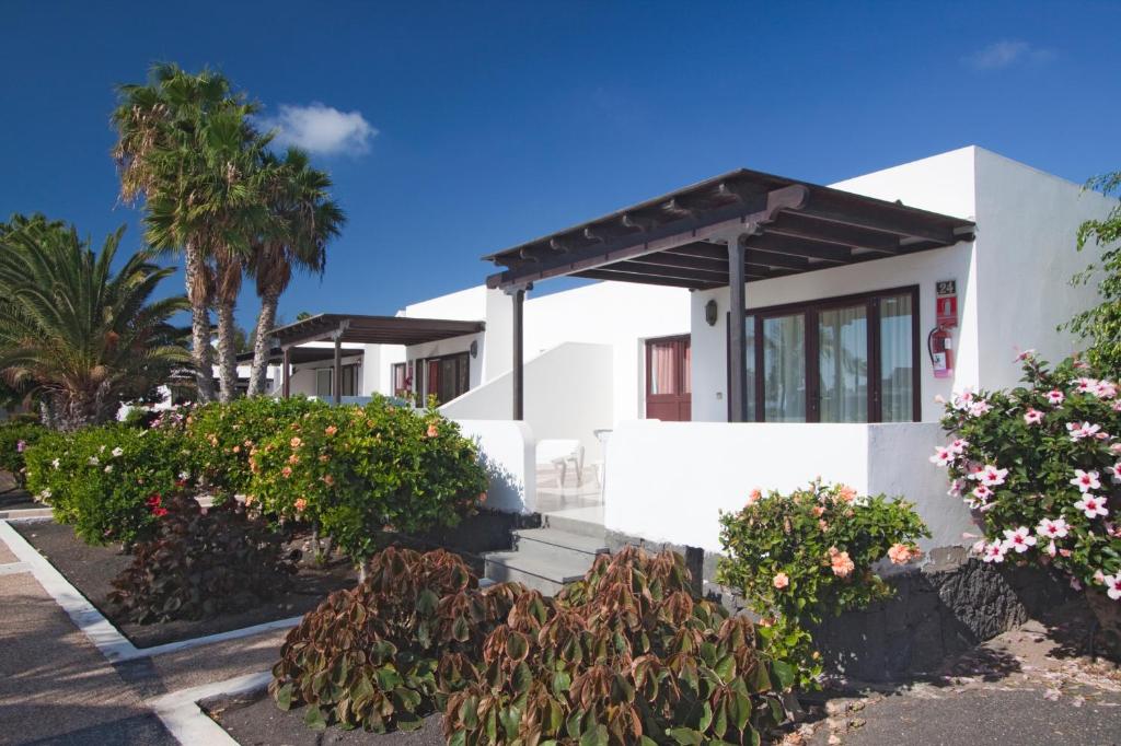 15422335 🏝 Hotel Playa Limones – Descanso, playa y confort en el corazón de Playa Blanca 🌞