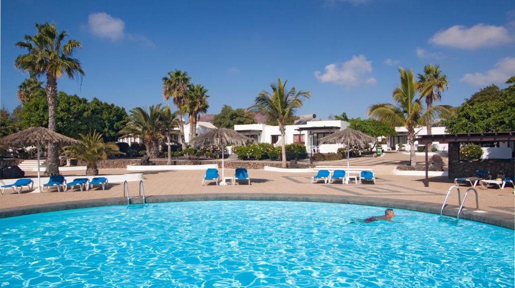2 🏝 Hotel Playa Limones – Descanso, playa y confort en el corazón de Playa Blanca 🌞